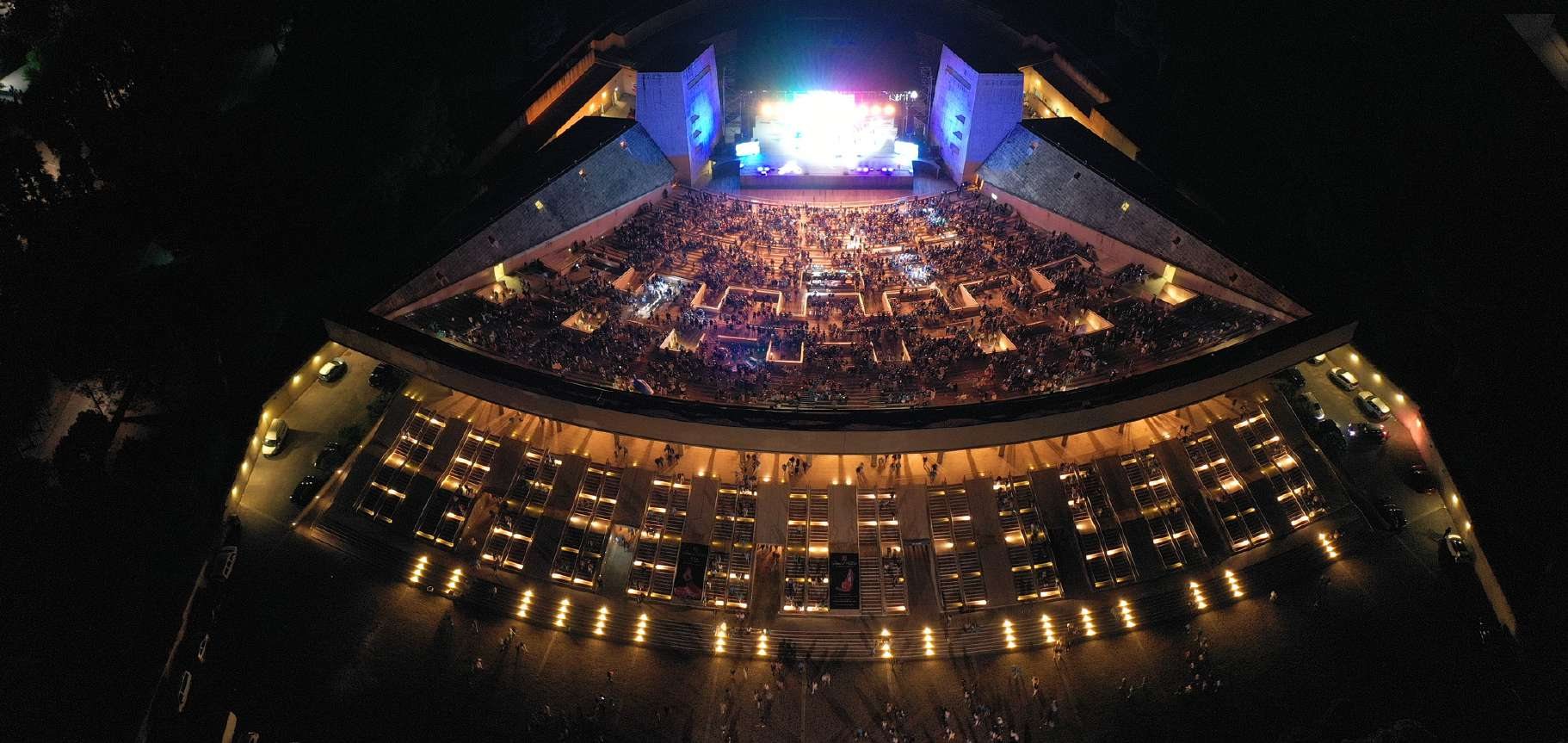 L'Arena Flegrea dall'alto durante un concerto, con la cavea illuminata