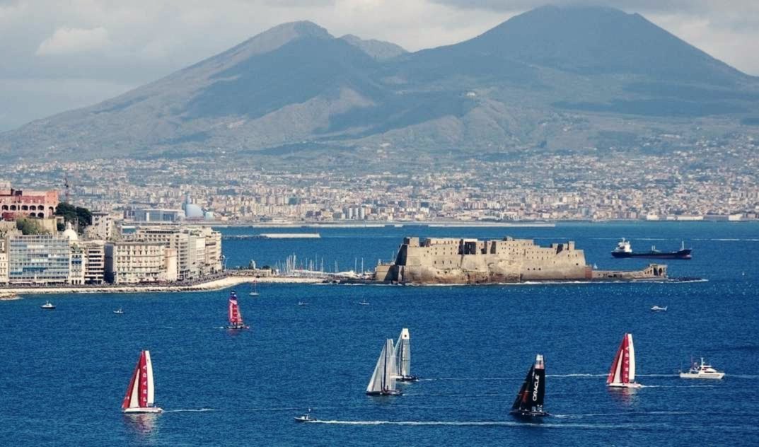 Il golfo di Napoli con Castel dell'Ovo, le vele dell'America's Cup e il Vesuvio