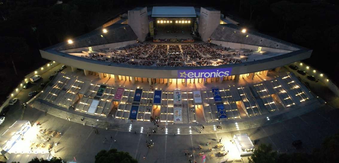 La cavea dell'Arena Flegrea vista dall'alto con l'insegna Euronics e gli striscioni sulla scalinata