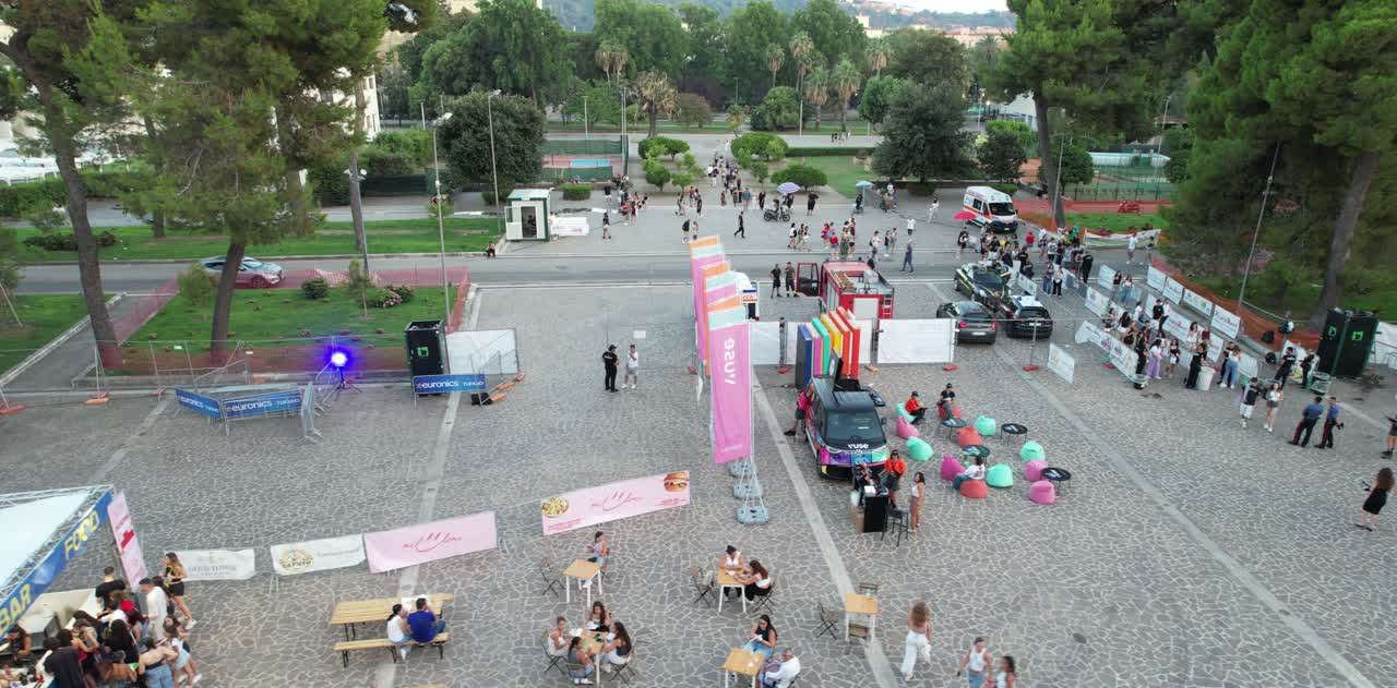 Il piazzale con bandiere, truck brandizzato, area lounge e striscioni Euronics